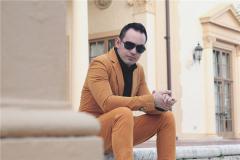 右手断掌的男人命运