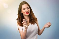 锁骨窝中间有痣的女孩