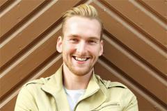 男人右边额头上有颗痣