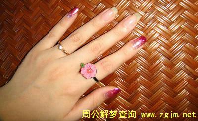 梦见指甲断 掉指甲 指甲断裂 指甲掉